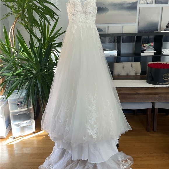 Essence of Australia A line wedding drss sz 4, includes long veil&removable belt - Picture 5 of 11